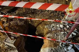 Sette ore intrappolato in un tombino, paura nell’Avellinese: operaio salvato nella notte