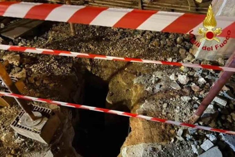 Sette ore intrappolato in un tombino, paura nell’Avellinese: operaio salvato nella notte