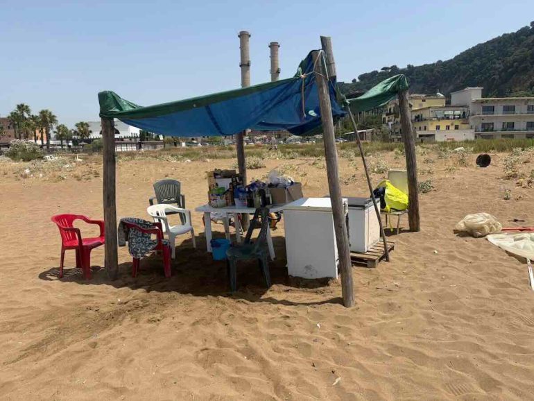 Napoli, scoperto lido abusivo a Coroglio