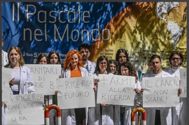 Sit-in al Pascale: la precarietà dei ricercatori oncologici accende il dibattito