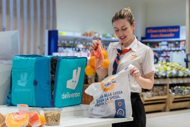 Sole365 sbarca su Deliveroo, spesa a casa in 30 minuti: 59 supermercati collegati in Campania
