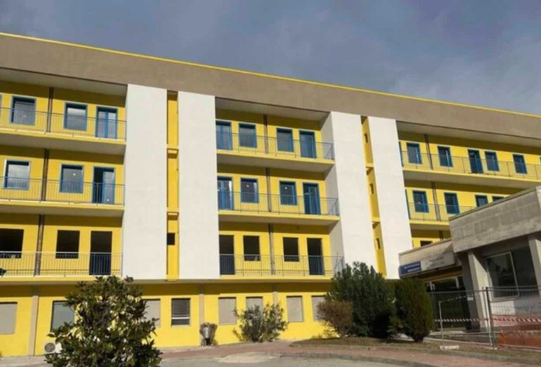 Solofra, fuma durante l’ossigenoterapia e scatena un incendio in reparto: denunciata 75enne