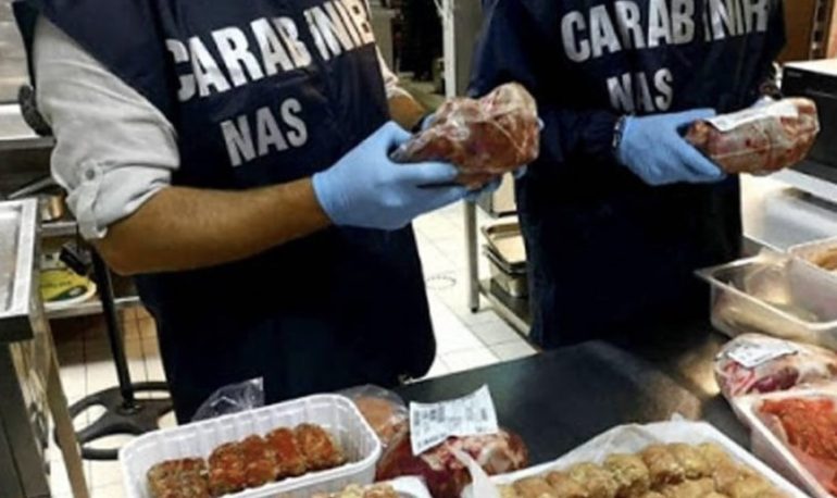 Sorrento, ristorante abusivo nel cuore della città: locale chiuso e sequestrati 30 chili di cibo