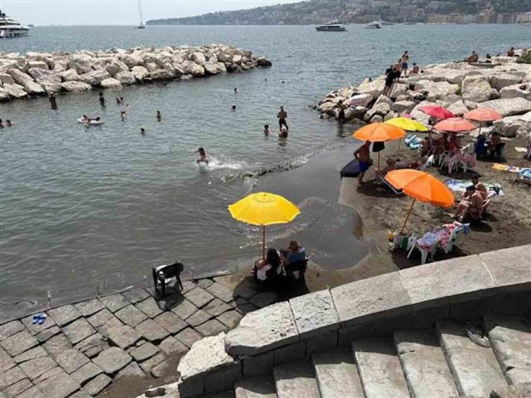 Spiaggetta della Colonna Spezzata, lido abusivo in area interdetta per pericolo crolli