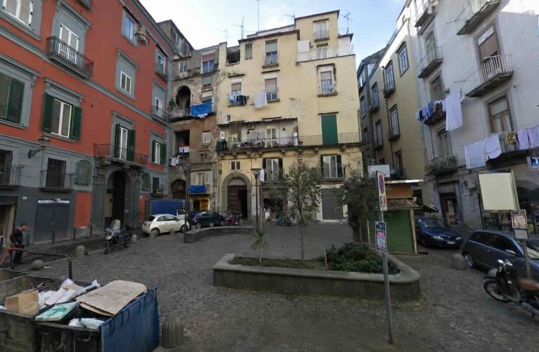 Stesa a Forcella: proiettile nella finestra di un B&B. Turista salvo per miracolo