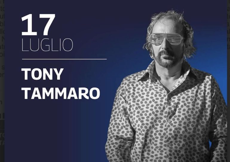 Tony Tammaro in concerto tra musica e satira il 17 luglio a Cava de’ Tirreni