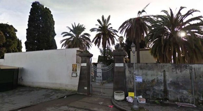Torre Annunziata, spara alla ex moglie nel cimitero e si barrica nella congrega. Fermato