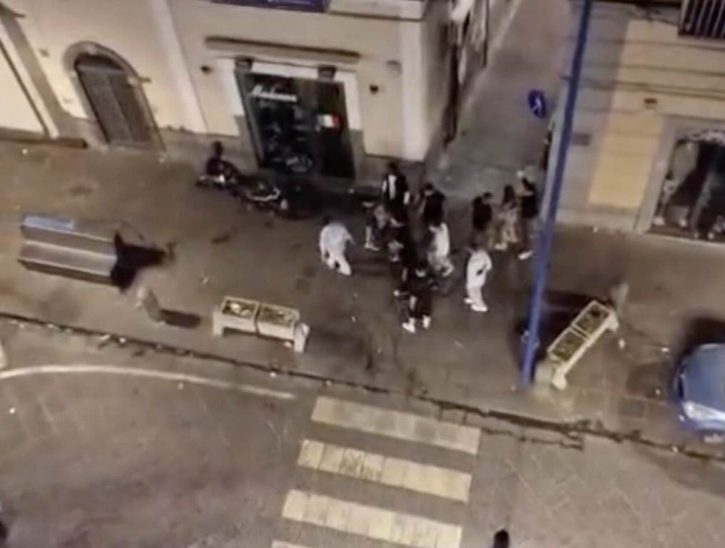 Torre del Greco: accoltellato con 15 fendenti per futili motivi, arrestati branco e il ferito