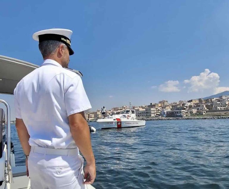 Torre del Greco, la Guardia costiera multa 4 stabilimenti balneari