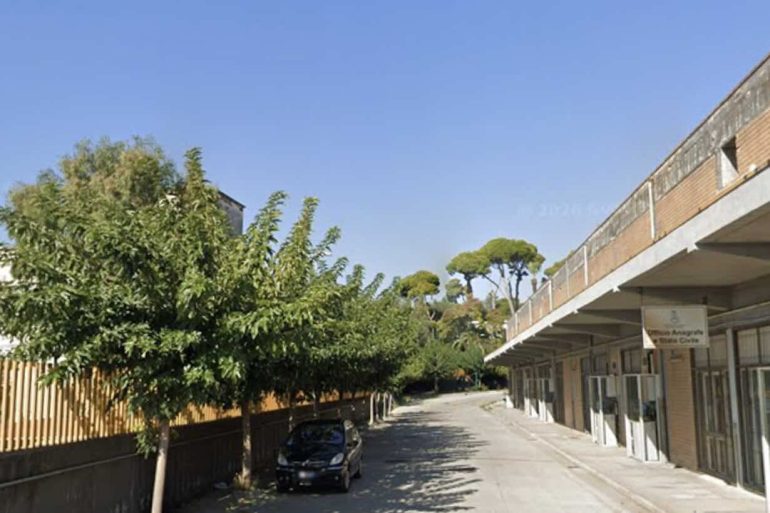 Torre del Greco, netturbino ferito a colpi di pistola: caccia al killer incappucciato