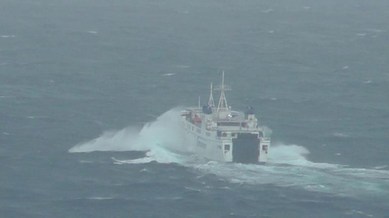 Traghetto in difficoltà a Positano, attracco impossibile per il mare agitato