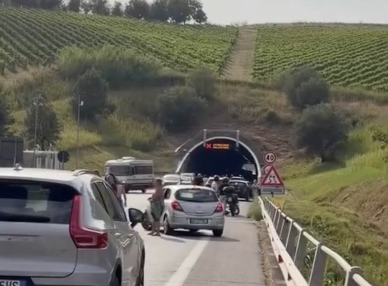 Tragico schianto nella galleria della Cilentana: muore centauro di Eboli, grave la compagna
