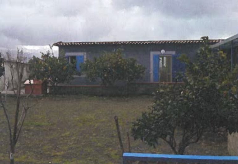 Trecase, abbattuti tre manufatti abusivi nella zona rossa del Vesuvio