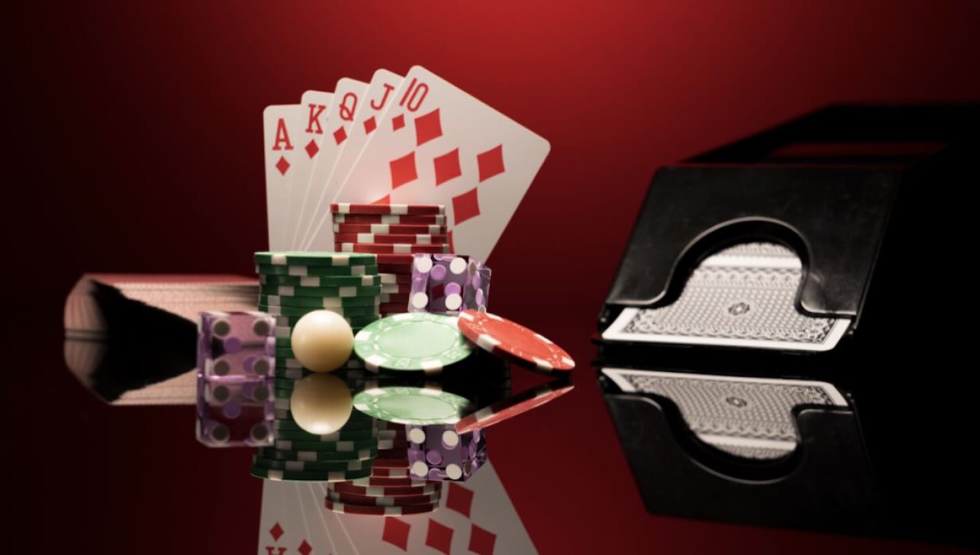 Un gruppo di giocatori di poker competono in un torneo, con un pubblico che osserva