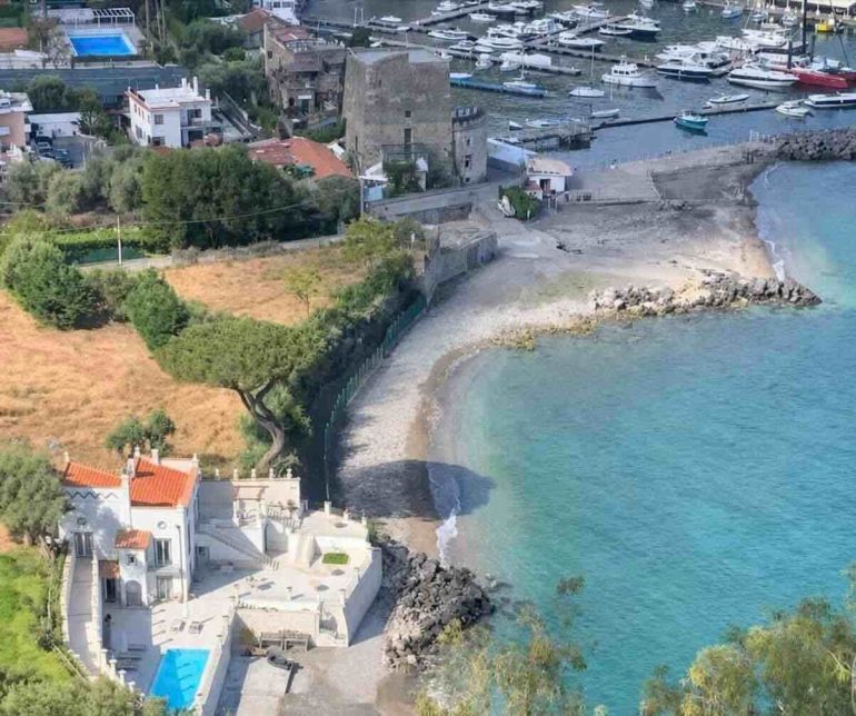Vico Equense, spiagge «blindate» e mare negato: scoppia la protesta contro i lucchetti ai litorali pubblici