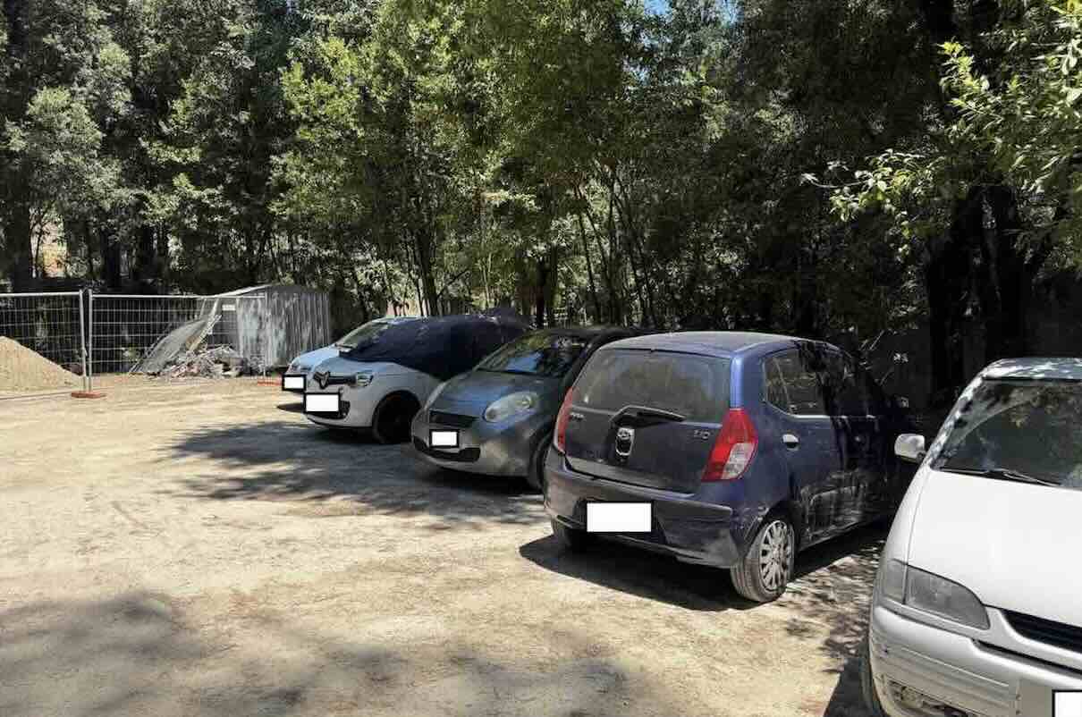 Villa Floridiana trasformata in parcheggio abusivo: cittadini e Europa Verde chiedono interventi urgenti