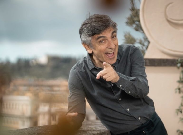 Vincenzo Salemme torna in scena con ‘…e fuori nevica!’ per celebrare 50 anni di teatro