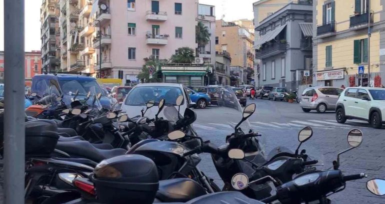 Vomero, Borgo di Antignano: l’isola pedonale diventa parcheggio abusivo