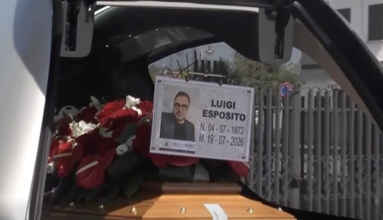 Giornalista ucciso, l’ultimo saluto a Luca Esposito e il ricordo degli amici
