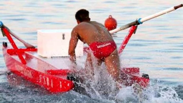 A Mondragone un bagnino salva due bambini in mare agitato