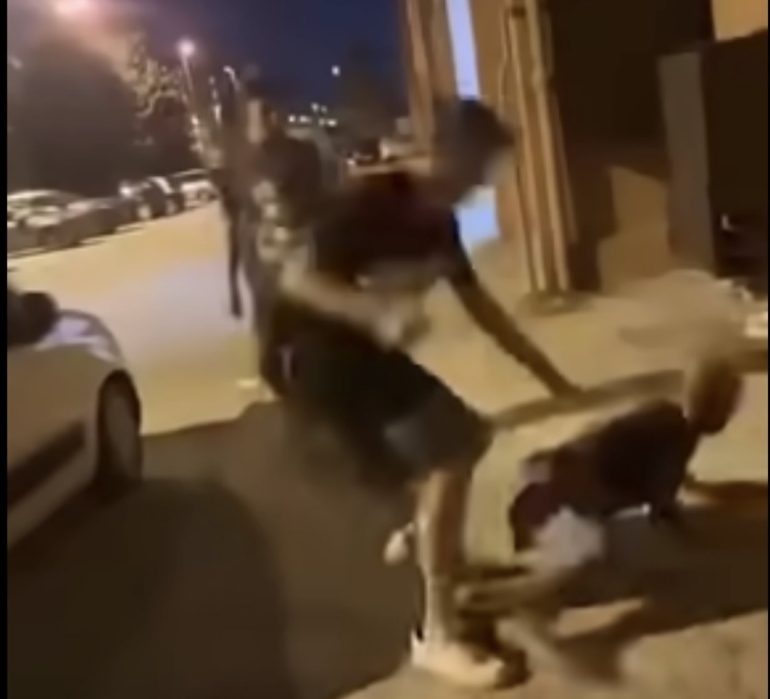Afragola, l’anziano bullizzato non denuncia. Ma il video incastra il branco.