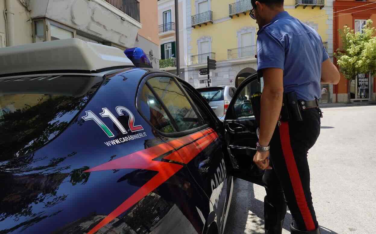 Un uomo nigeriano viene arrestato dai Carabinieri a Caserta dopo aver infastidito i clienti di un bar e opposto resistenza
