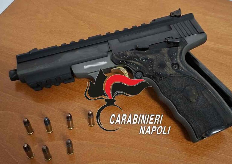 Napoli, arrestato un 60enne con pistola e munizioni nascoste nell’armadio