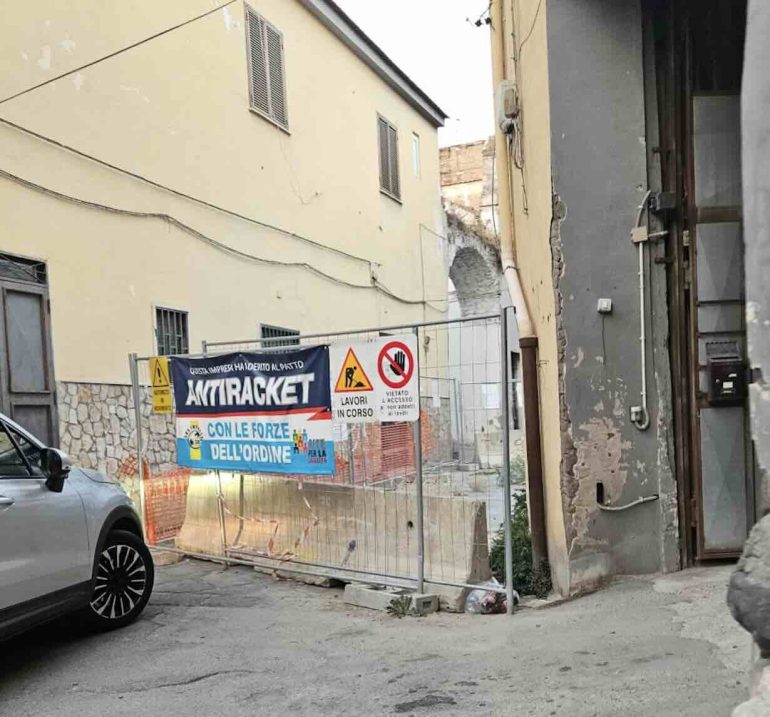 Arzano, la strada-bunker in mano alla camorra: il guscio impunito di via Zanardelli