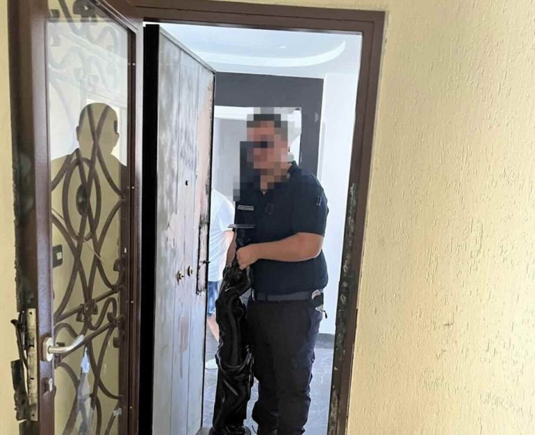 Arzano, liberato l’alloggio occupato abusivamente da uno dei ras Monfregolo: blitz della polizia locale
