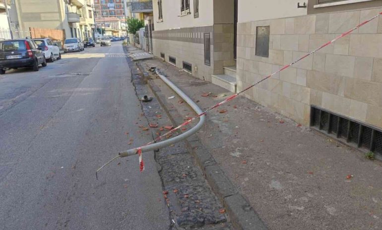 Arzano, perde il controllo della Panda e trancia un traliccio: blackout in centro, automobilista in ospedale