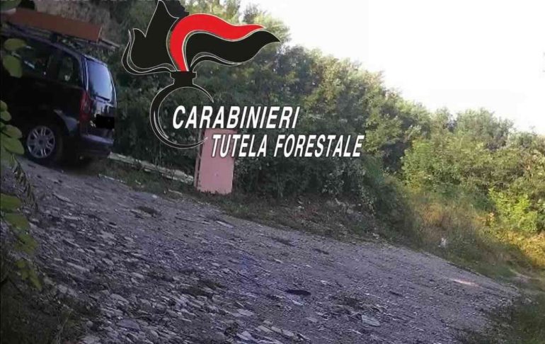 Aversa, sorpreso a scaricare scarti edili, sequestrata l’auto e ritirata la patente