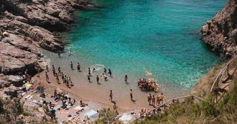 Baia di Ieranto, si tuffa e si sente male: 18enne in codice rosso