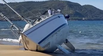 Barca a vela spiaggiata nel Cilento a causa del forte vento