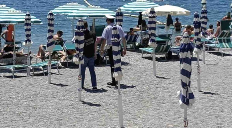 Blitz a Maiori: sequestrati ombrelloni e lettini, prenotazioni abusive sulle spiagge libere