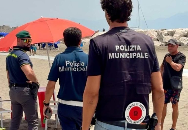 Blitz contro il noleggio abusivo nelle spiagge libere di Napoli: cinque denunciati