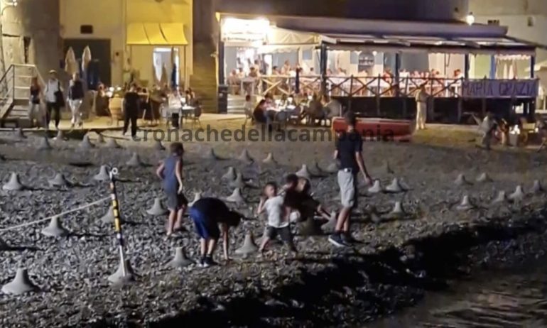 Blitz di notte sulla spiaggia di Nerano: sequestrati i tavoli nel ristorante dei Vip
