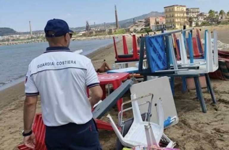 Blitz sulle spiagge di Napoli: sequestri e denunce per occupazioni abusive e vendite non autorizzate