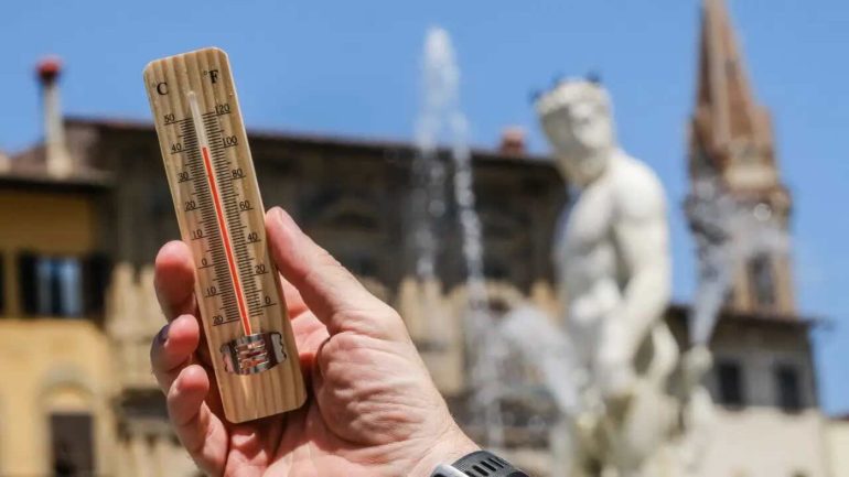 Caldo senza tregua, Pregliasco: «L’organismo non recupera lo stress termico»