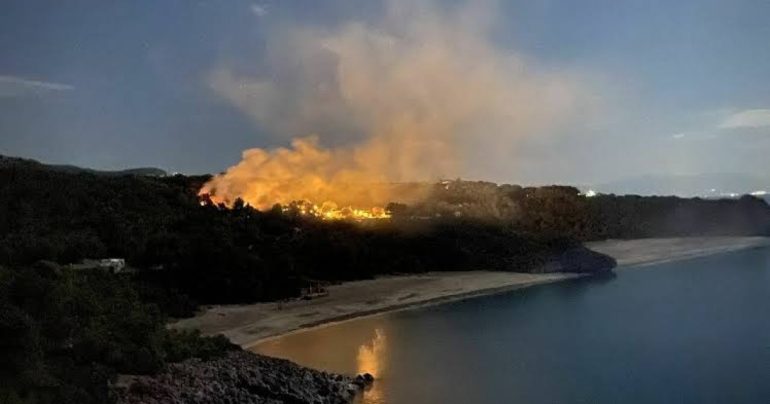 Camerota, incendio sul monte Bulgheria, bruciati ettari di macchia mediterranea