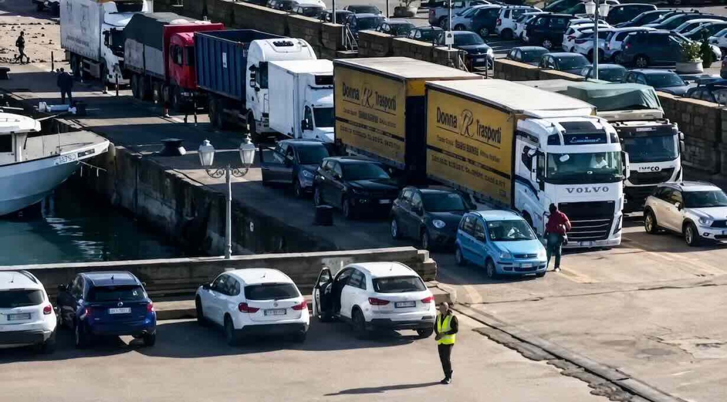 Campi Flegrei: entro domani soluzione condivisa per il transito dei camion a Pozzuoli