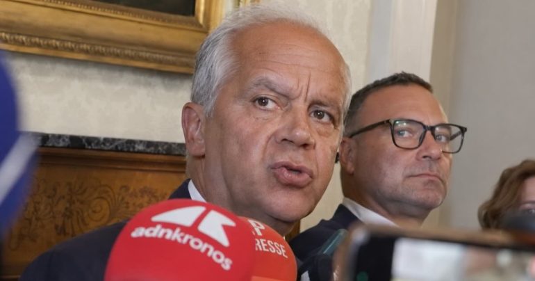 Campi Flegrei, il governo apre alla legge speciale. Piantedosi: «Nessuna bacchetta magica, ma risposte concrete»