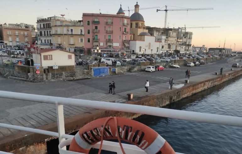 Campi Flegrei, in corso la ricerca di soluzioni per il trasporto dei mezzi pesanti verso Ischia e Procida