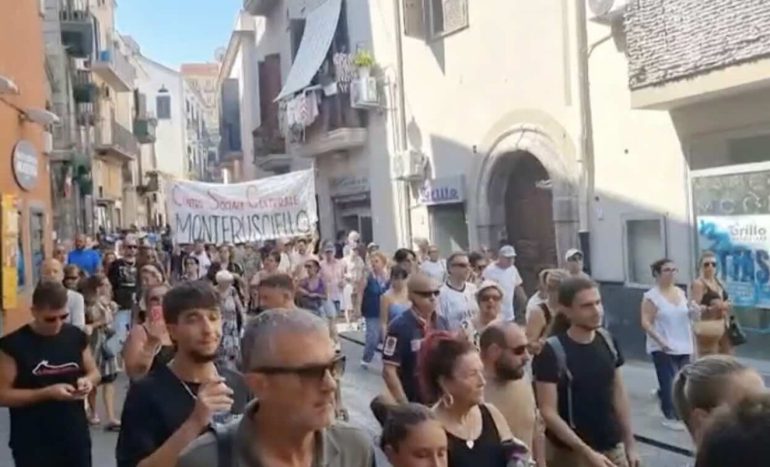 Campi Flegrei, l’emergenza idrica fa esplodere la protesta: occupato il porto di Pozzuoli. Quasi 400 case sgomberate