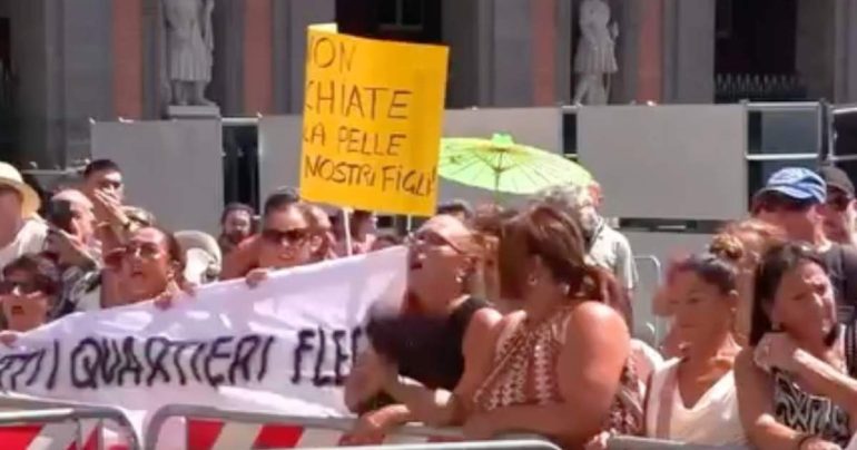 Campi Flegrei, sit-in davanti alla Prefettura: lieve malore per due manifestanti