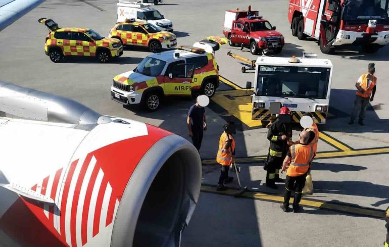 Capodichino, trattorino da traino urta aereo in partenza: paura a bordo, passeggeri illesi