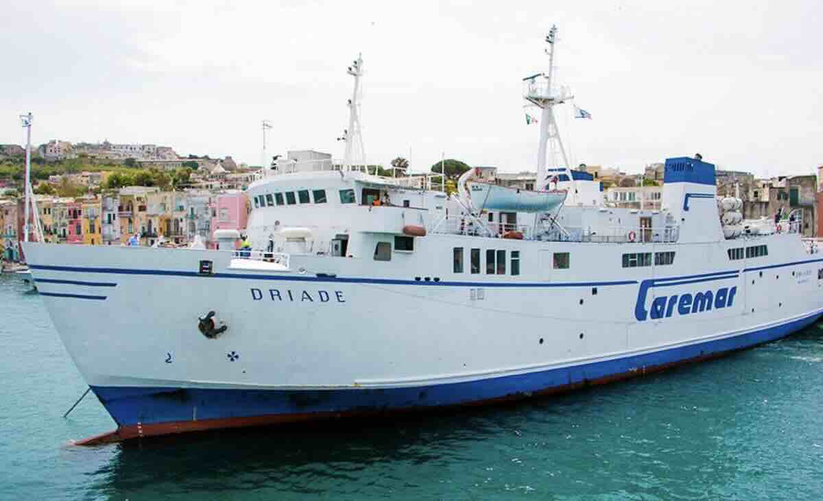 Caremar potenzia i collegamenti marittimi per garantire l’approvvigionamento a Ischia dopo il sisma
