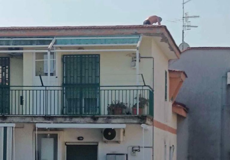 Casalnuovo, operai sul tetto senza protezioni
