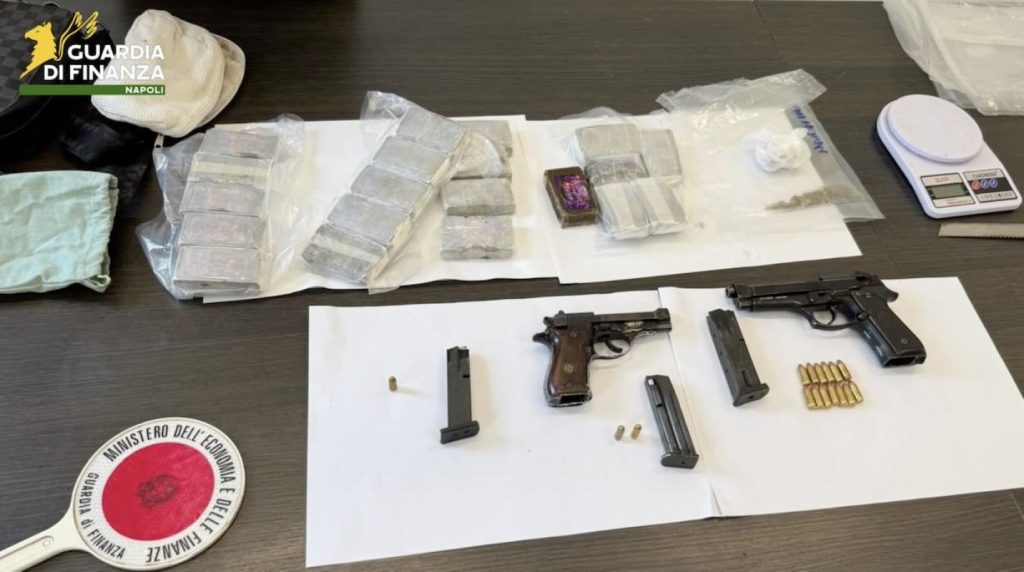 Casavatore, arsenale e droga nel box del fruttivendolo: arrestato
