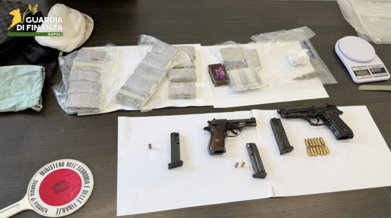 Casavatore, arsenale e droga nel box del fruttivendolo: arrestato