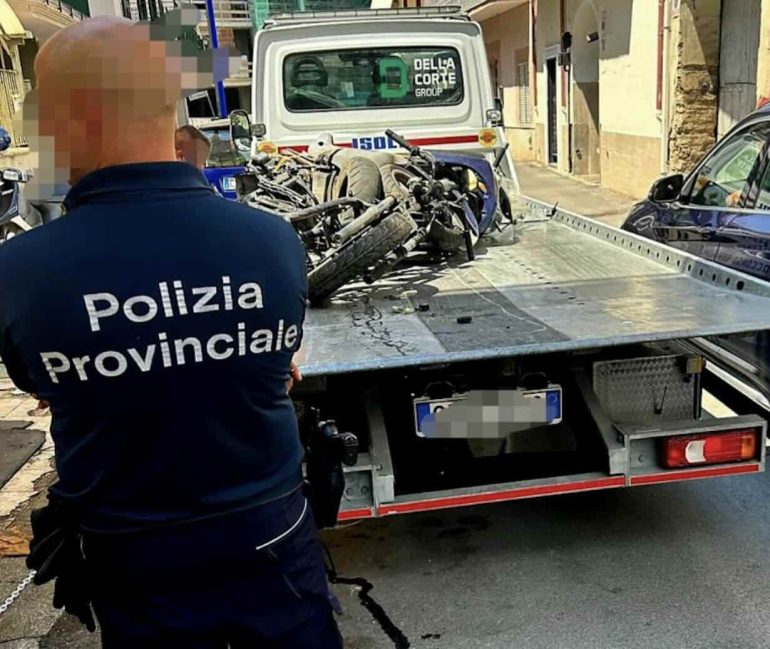 Caserta, officina abusiva tra pezzi rubati e rifiuti tossici: denunciato il titolare